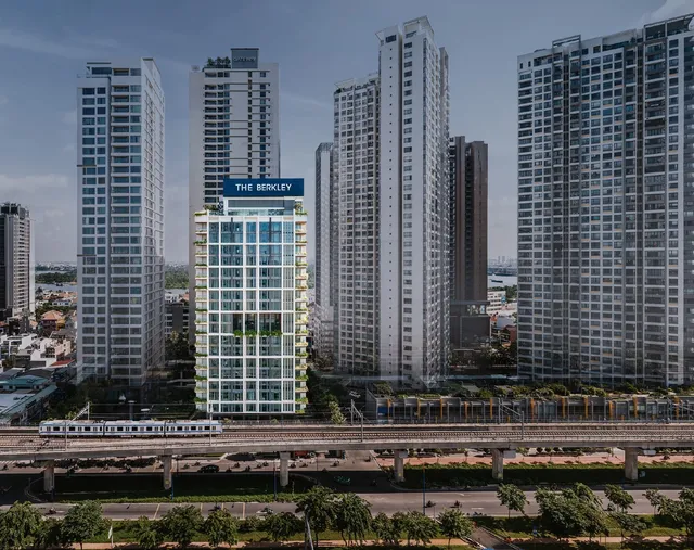 Tòa tháp The Berkley Thảo Điền nhìn từ trục Võ Nguyên Giáp, ngay tuyến Metro số 1
