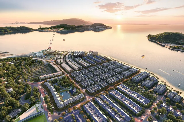 Toàn cảnh Vinhomes Pearl Bay lúc hoàng hôn — đô thị vịnh biển 33,8 ha bên vịnh Nha Trang, nhìn ra đảo Hòn Tre